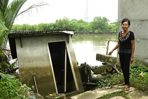 Nhà Bè: Hàng trăm nhà sắp... trôi sông
