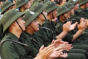 Cán bộ, công chức cũng phải đi bộ đội