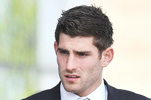 Rắc rối vụ CLB nhận cầu thủ vừa thụ án vì tội cưỡng dâm