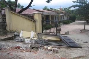 Một học sinh bị cổng trường đè chết