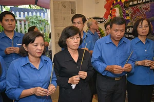 Tiễn đưa một ngọn nến đã cháy hết mình