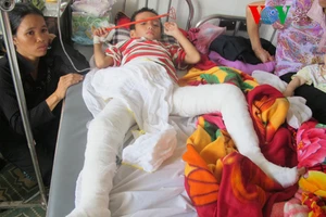 Cha treo con lên cây, đốt rơm dưới chân chỉ vì mất gói mì 