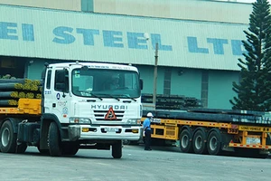 Loạn xe chở thép quá tải 