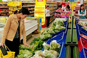 Người tiêu dùng vẫn thắt chặt chi tiêu