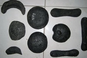 Dùng cục đá lừa hàng triệu USD