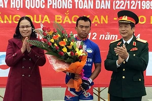 Đỗ Tuấn Anh độc diễn, ‘xé’ áo vàng