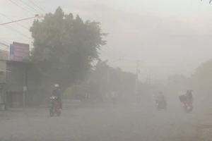 Con đường bụi mù dễ gây tai nạn