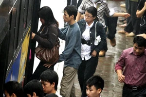 Nhờ TNXP ngăn nạn móc túi trên xe buýt