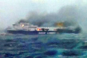 Phà cháy, hàng trăm hành khách sơ tán