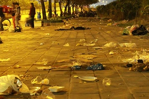 Rác thải ngập đường sau đêm pháo hoa 2015