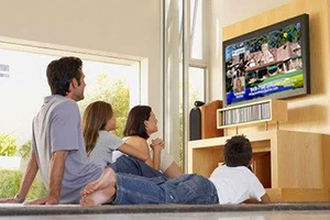 Có nên tắt đèn để xem tivi cho rõ?