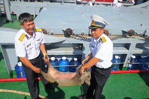 Mang quà tết tới các nhà giàn DK1