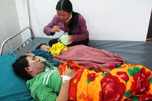 Bếp gas phụt lửa trùm cả hai mẹ con