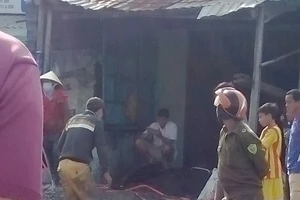 Công an đứng nhìn cảnh hủy hoại tài sản