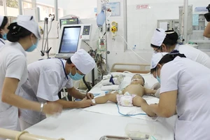 Bé gái một tuổi suýt mất mạng vì nuốt phím đàn