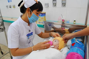 Vì hủ tục, gia đình bỏ rơi bé ba tháng tuổi