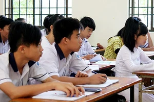 Dang tay chờ đón Sang về…