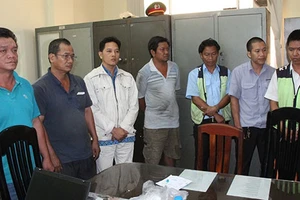 Bắt bảy người 'rút ruột' xăng máy bay