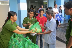 Tặng quà tết, khám bệnh miễn phí cho người nghèo