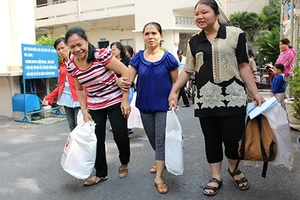 Phụ nữ nghèo khóc vì được tặng quà tết