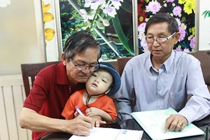 Bé trai bị bỏ rơi trên xe taxi đã về với gia đình