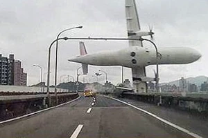 Máy bay Đài Loan rơi xuống sông, hơn 40 người chết mất tích