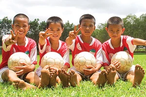 Đôi chân trần ra sân bóng