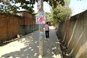 Cột điện nằm giữa đường, gây tai nạn