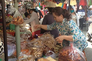 Nhộn nhịp mua sắm đồ tiễn ông Táo về trời 