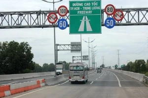 Tăng phí ở cao tốc Trung Lương lấy tiền xây cầu vượt