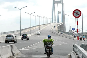 Ô tô được lưu thông hỗn hợp trên cầu Phú Mỹ