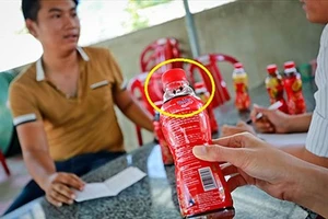 Người tiêu dùng có quyền biết chai nước có ruồi của ai