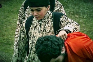 Nhà nước Hồi giáo dùng trẻ con xử tử con tin Israel