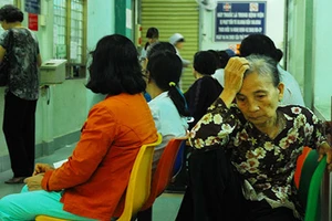 Đến tận nhà khám cho người già