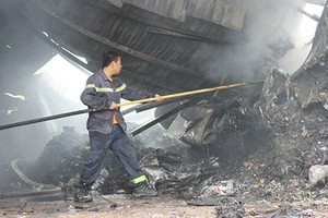 Cháy lớn kho phế liệu tại Bình Dương