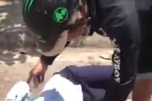 Hai thiếu nữ đánh nhau đến ngất xỉu