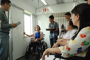 Người khuyết tật khảo sát tàu điện ngầm tại TP.HCM