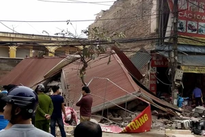 Nhà ba tầng đổ sập trong nháy mắt