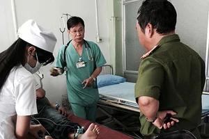 Bị dọa cắt điện, chủ biệt thự ngất xỉu 