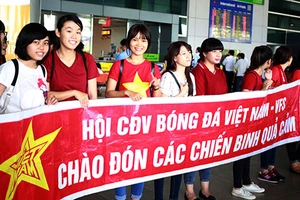 Người hâm mộ đón chào thầy trò HLV Toshiya Miura 