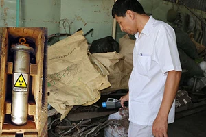 Cuống cuồng ra vựa ve chai tìm cục phóng xạ!