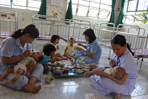 Nhọc nhằn nghề chăm sóc trẻ nhiễm HIV