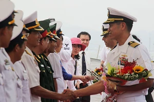 Đại tá gốc Việt dẫn đầu hai chiến hạm Mỹ thăm Đà Nẵng