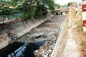 TP.HCM: Kênh 19-5 ngập rác