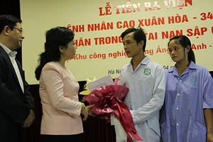 Nạn nhân nặng nhất vụ sập giàn giáo được xuất viện