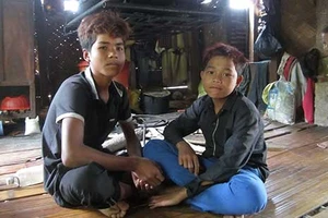 Bảy năm học không viết nổi tên mình