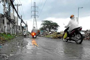 TP.HCM: Nhiều đường ngập nhẹ sau trận mưa đầu mùa
