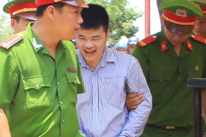 Nhận án tử, sát thủ 20 tuổi vẫn mỉm cười