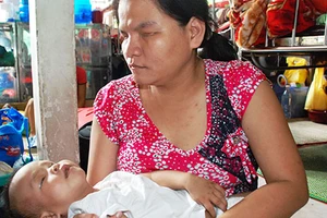 Xin hãy giúp vợ chồng mù bất hạnh