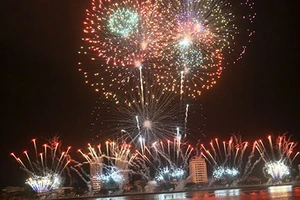 Chính thức mở màn cuộc thi bắn pháo hoa quốc tế